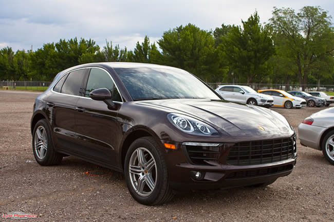 With a basic architecture that somehow reminds us of the Audi Q5, Porsche Macan is an SUV with some pretty cool features. 