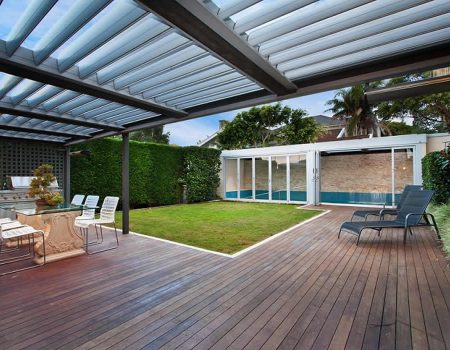 One of the advantages of retractable roofs is that can be combined with outdoor blinds