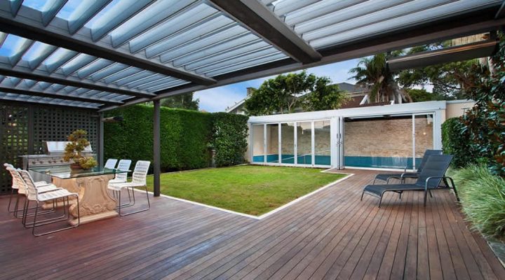 One of the advantages of retractable roofs is that can be combined with outdoor blinds