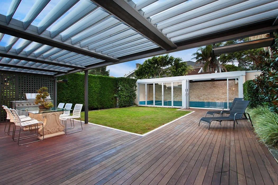 One of the advantages of retractable roofs is that can be combined with outdoor blinds